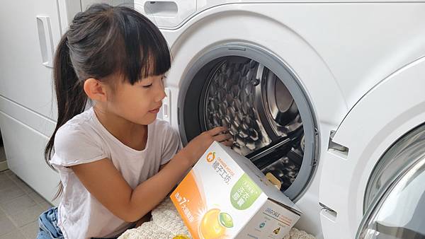 橘子工坊洗衣膠囊使用方法簡單，連小孩都能輕鬆上手